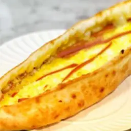 فطائر نقانق بالبيض